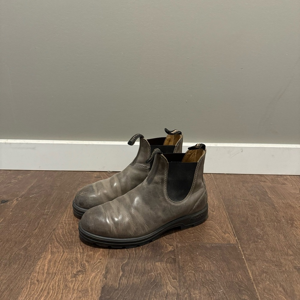Grey Unisex Blundstones AUS 7 (US 10 women/8 men)